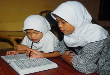 Rumah Wakaf Indonesia Salurkan Buku Metode Ummi di Lembang