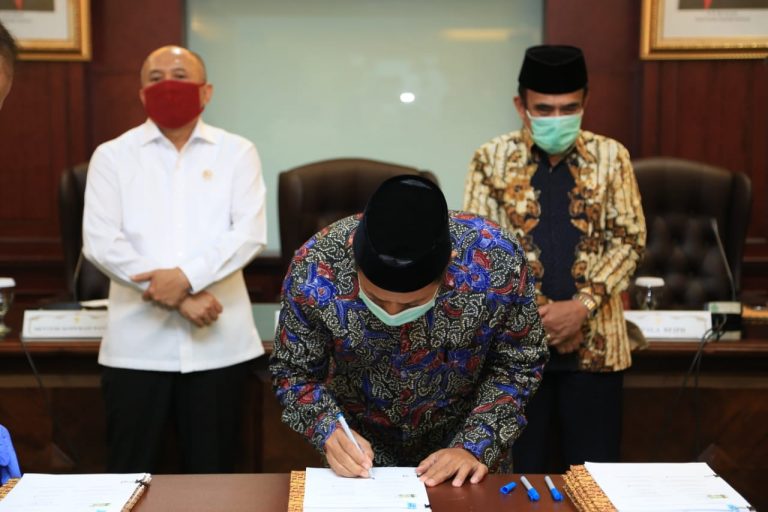Peduli UKM, Badan Wakaf Indonesia Ikut Tanda Tangan Nota Fasilitasi Sertifikasi Produk Halal Bagi Pelaku UKM