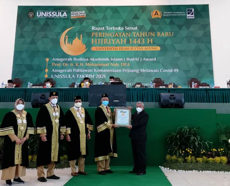 Ketua BWI Dapat Penghargaan Budaya Akademik Islam Award