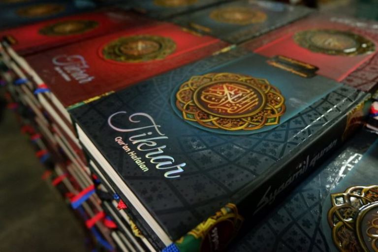 Ribuan Wakaf Alquran Disalurkan ke Sulawesi Selatan