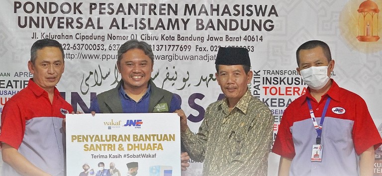 Wakaf Salman Kerjasama dengan JNE Sediakan Air Siap Minum untuk Santri