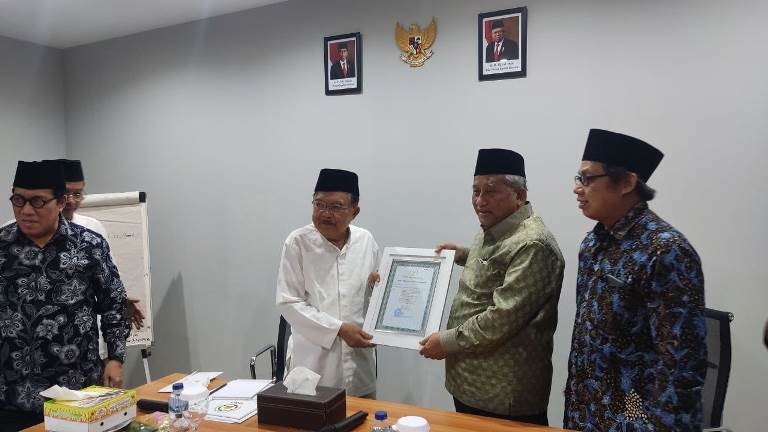 Ketua Badan Pelaksana BWI Serahkan Surat Tanda Bukti Nazhir Wakaf Uang Pada DMI