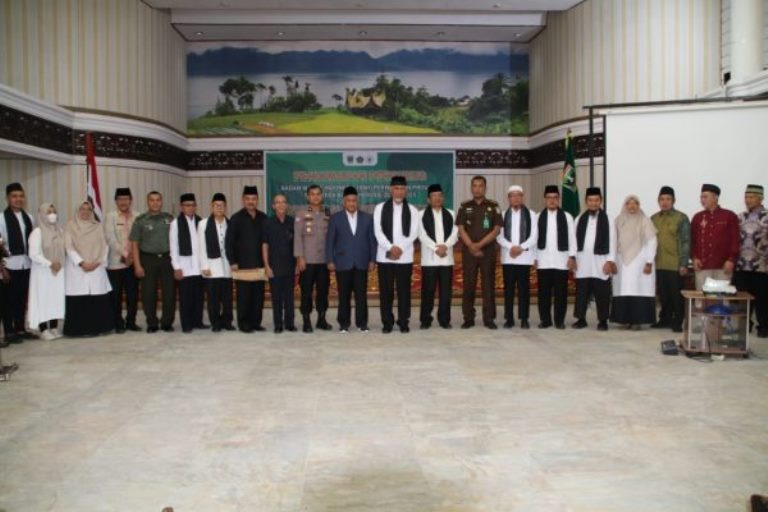 Ketua BWI Lantik Pengurus Perwakilan BWI Sumatera Barat Periode 2022-2025