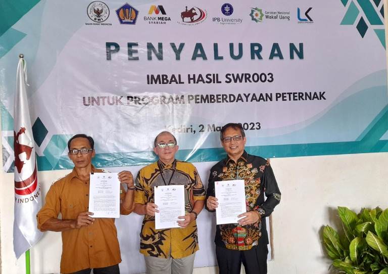 BWI dan IPB  Menyalurkan Hasil Wakaf untuk Peternak di Kediri