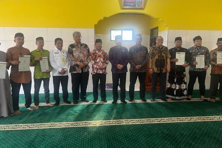 Menteri  Agama Serahkan 9 Sertfifikat Tanah wakaf di Garut