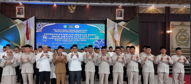 Wakil Ketua BWI Lantik Pengurus Badan Wakaf Indonesia Provinsi Kalimantan Barat dan Se Kabupaten Kota